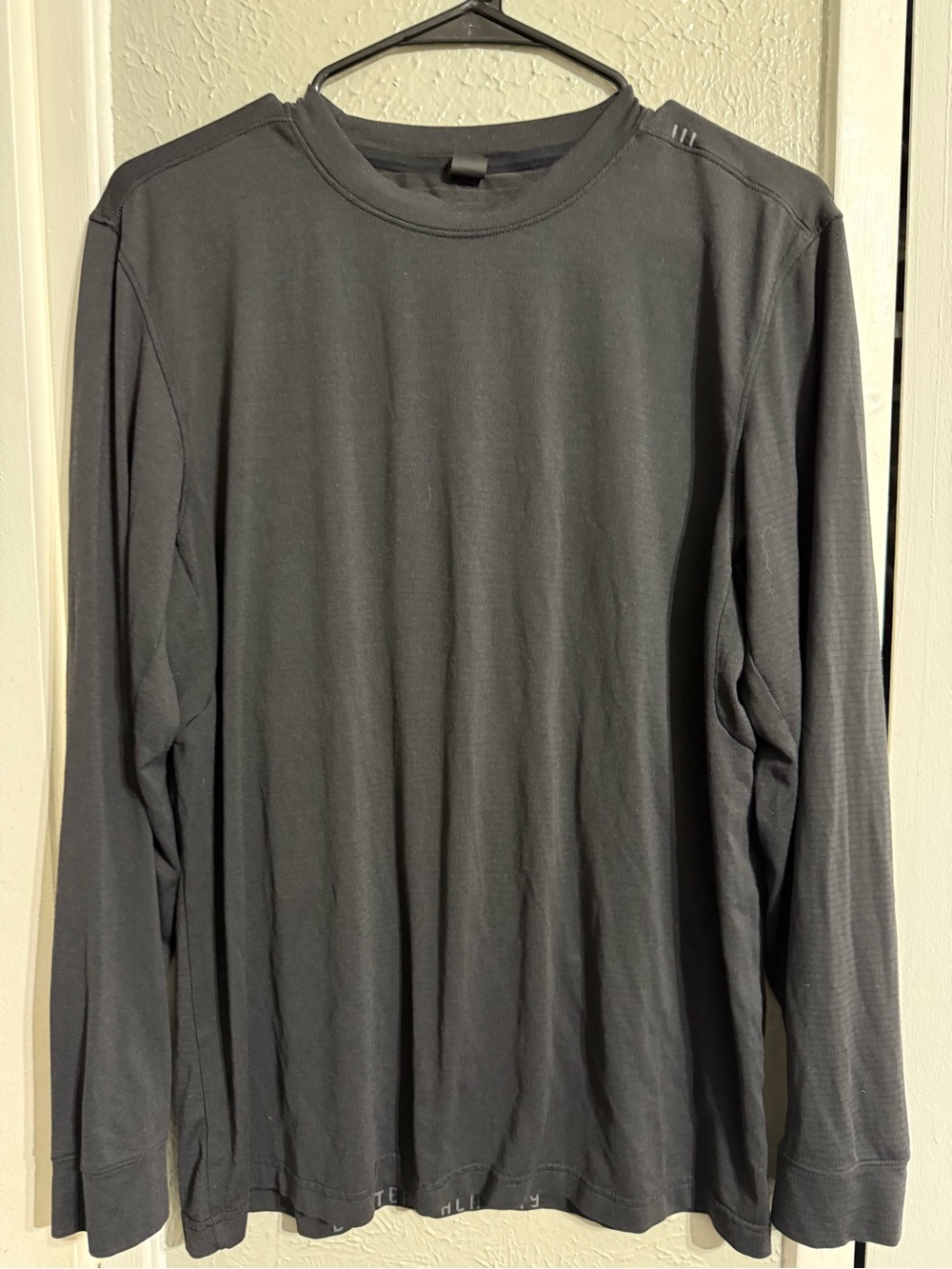 lululemon athletica Men's Long Sleeve Crew in Black